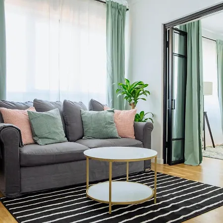 Sunny 3br Midtown Flat - Amazing View Balcony Апартаменты Бухарест