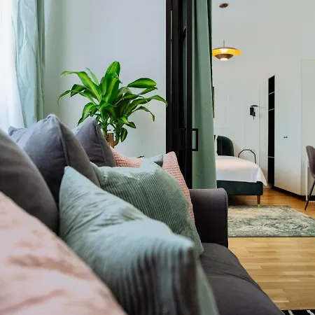 Апартаменты Sunny 3br Midtown Flat - Amazing View Balcony *