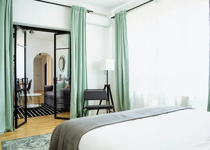 Апартаменти Sunny 3br Midtown Flat - Amazing View Balcony