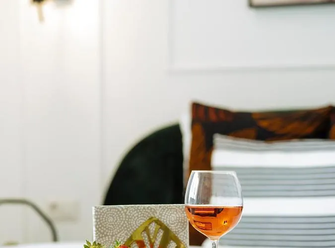 Апартаменти Sunny 3br Midtown Flat - Amazing View Balcony