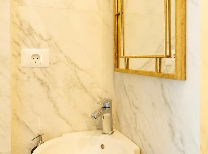 Апартаменти Sunny 3br Midtown Flat - Amazing View Balcony